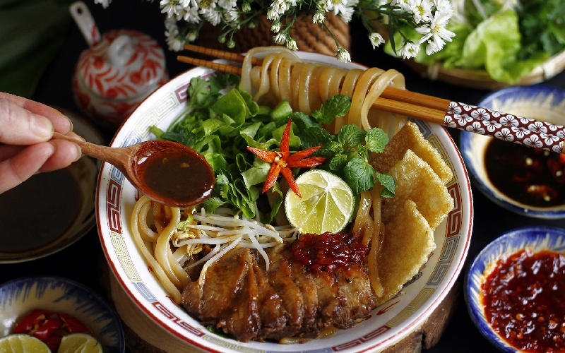 Cao lầu là gì? Tìm hiểu món đặc sản phố Hội đậm đà đến lạ