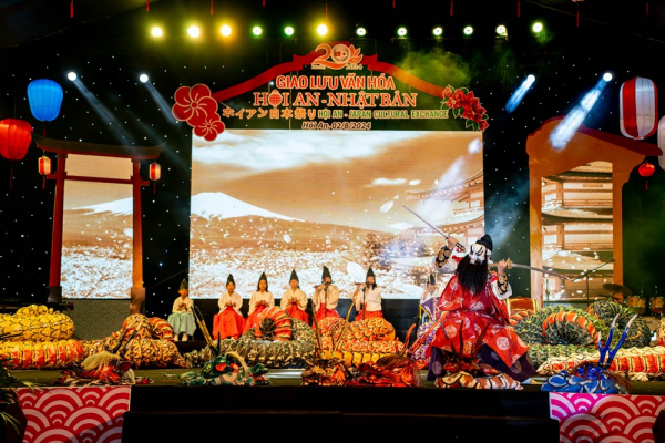 Rộn ràng festival miền biển “Cù Lao Chàm-Mùa hoa ngô đồng đỏ”
