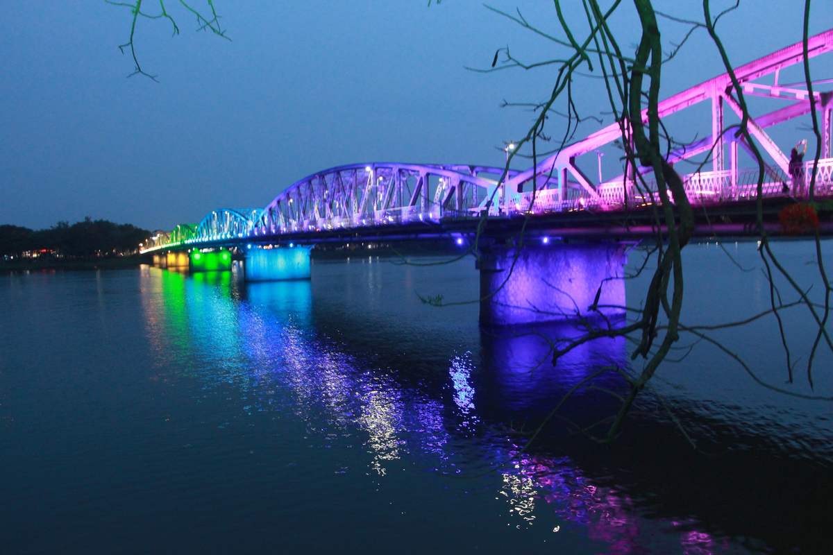 Dòng sông Hương xứ Huế hòa nhịp khoảng lặng bình yên
