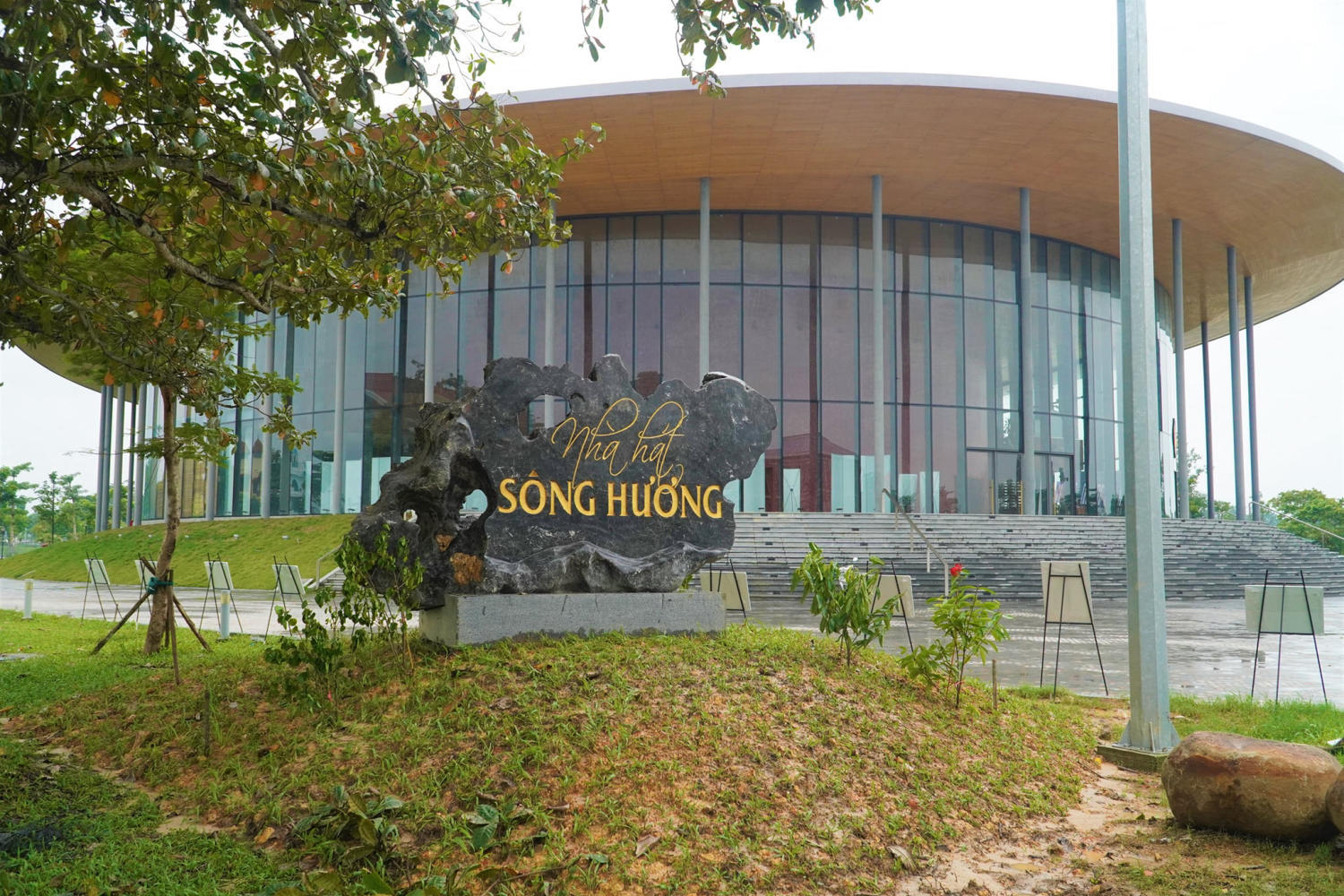Nhà hát Sông Hương - Thưởng thức nghệ thuật giữa không gian kiến trúc Huế trăm tỷ