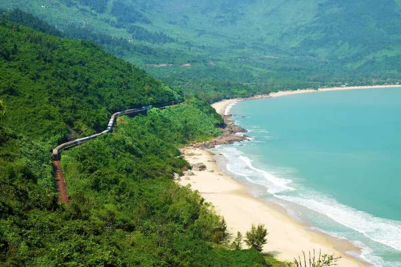 Bãi biển Lăng Cô một bức tranh thuần khiết của xứ Huế