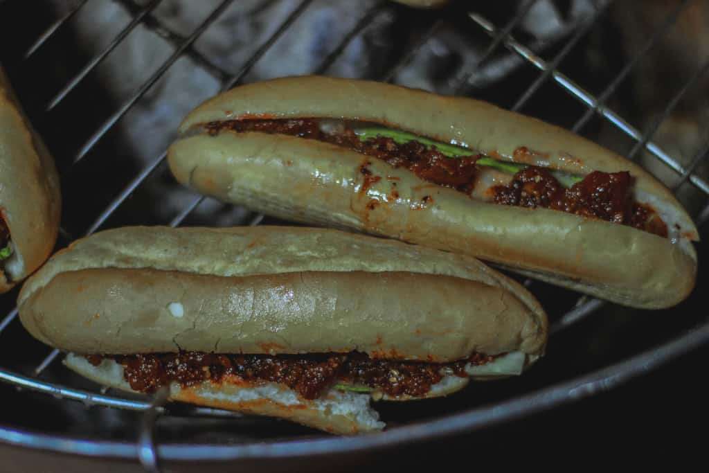 Bánh lọc nóng sông Hương với hương vị đậm đà khó quên